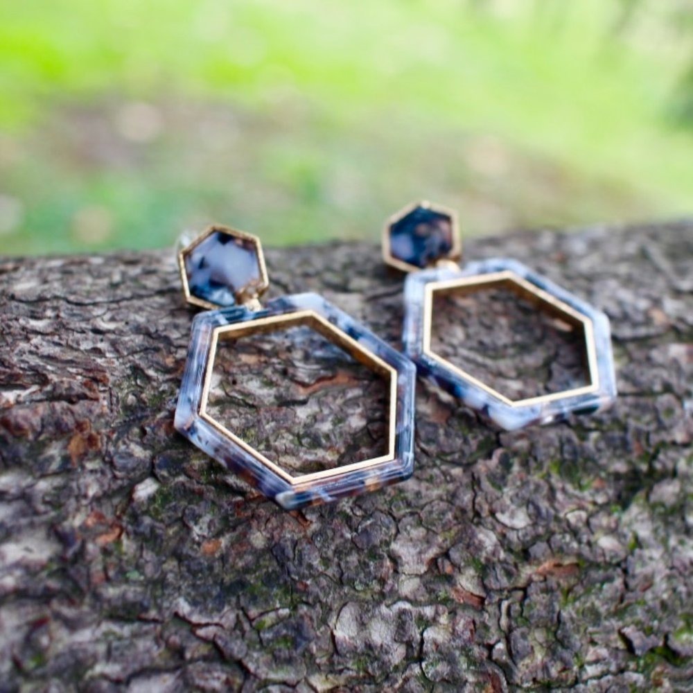 New Tortoise Marble Hexagon Link Hoops Earrings - Picture 5 of 10